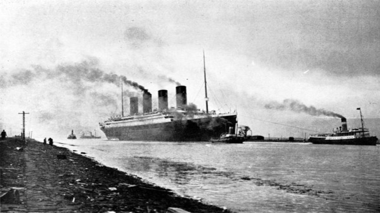 Como o tamanho do Titanic contribuiu para que o navio afundasse?